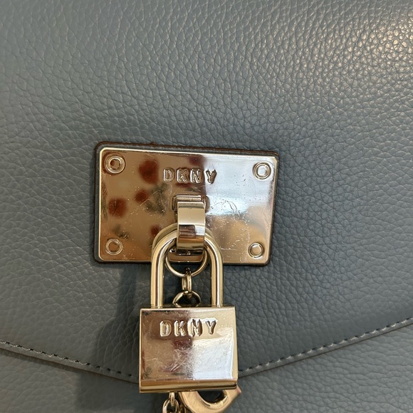 🩵DKNY Blue Leather Crossbody Bag with Chain Strap ECU - Picture 2 of 9